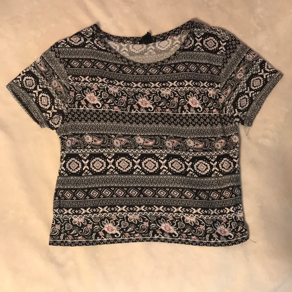 Forever 21 Black and White Pattern Cropped Shirt